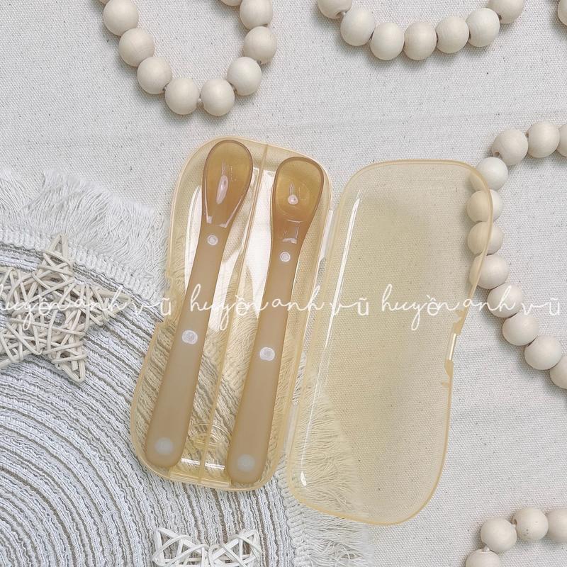  Thìa Ăn Dặm Silicon - Set 2 Thìa Silicon Kèm Hộp Siêu Mềm Bảo Vệ Chống Đau Nướu An Toàn Cho Bé Kem Voi 