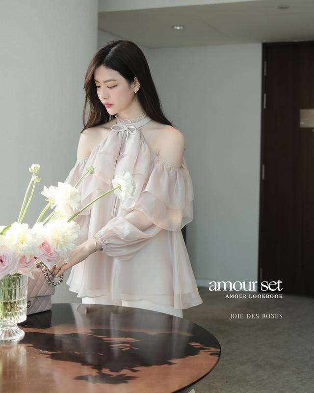 JOIE DES ROSES - Áo tơ bèo trễ vai cổ yếm Amour