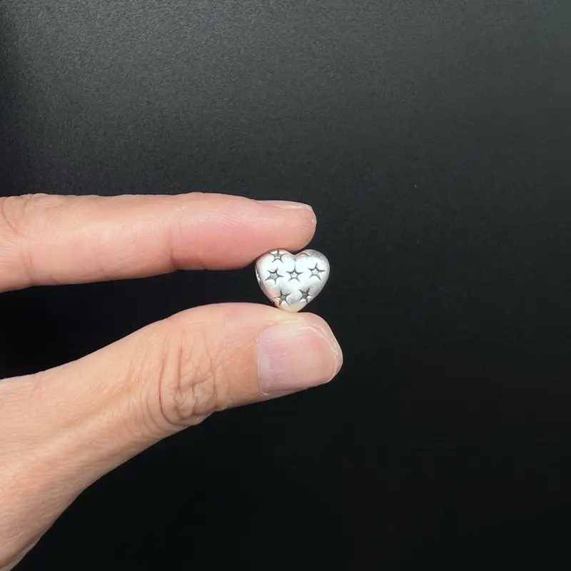 Charm trái tim ( bạc 999 ) tượng trưng cho tình yêu, sự gắn bó, lòng chân thành và bảo vệ ( size 12.4 x 11.6 x 9mm ). Phụ kiện