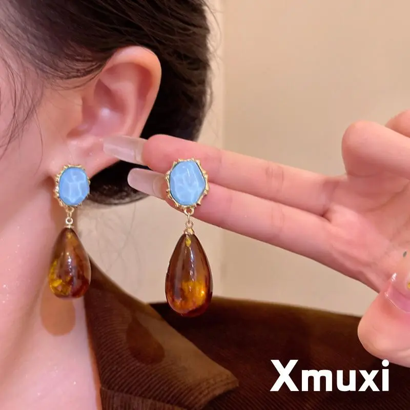 [Xmuxi] Anting Asimetris Warna Amber Gaya Maillard Musim Dingin Gaya Retro Hong Kong Desain Geometris Unik dan Elegan B100