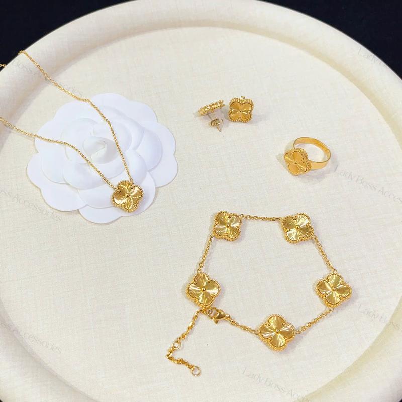 Bộ Trang Sức Cỏ 4 Lá Titan Cắt Phay CNC Mạ Vàng Size 1.5cm Cho Nữ - Bông Tai, Lắc Tay, Dây Chuyền Và Nhẫn Cỏ Bốn Lá Lady Boss Accessories
