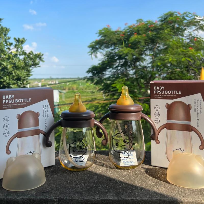  Bình sữa cổ rộng hoạ tiết hình mèo chất liệu nhựa an toàn dung tích 240ml 300ml sẵn núm cho bé từ 6-9m+ size LL có núm tặng tùy chọn cho bes 