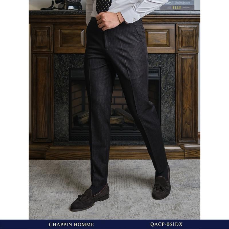 Quần âu 061ĐX CHAPPIN màu đen xám cao cấp. Cạp vừa ngang rốn, form regular fit, chất vải dày dặn cực kỳ đứng phom với đường ly thẳng tắp mặc rất tôn dáng.
