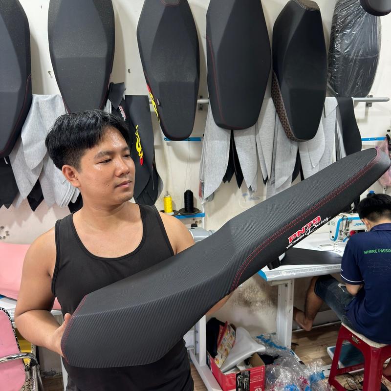 Yên ex 150 fom mã lai và fom mỏng bằng da cacbon (nguyên cái mút vàng)