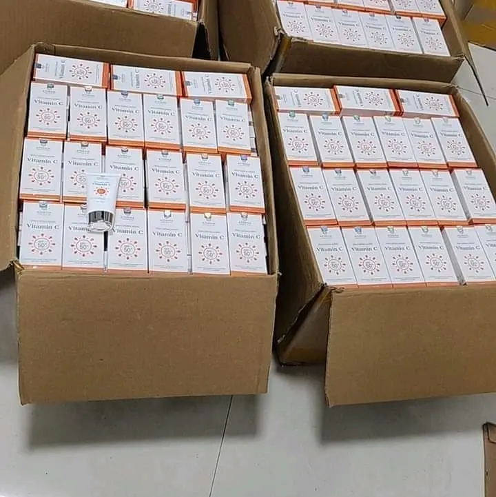 Kem chống nắng vitamin C phù hợp với mọi loại da nâng tông , hỗ trợ sáng da kèm quà Làm Đẹp Da Skincare 3
