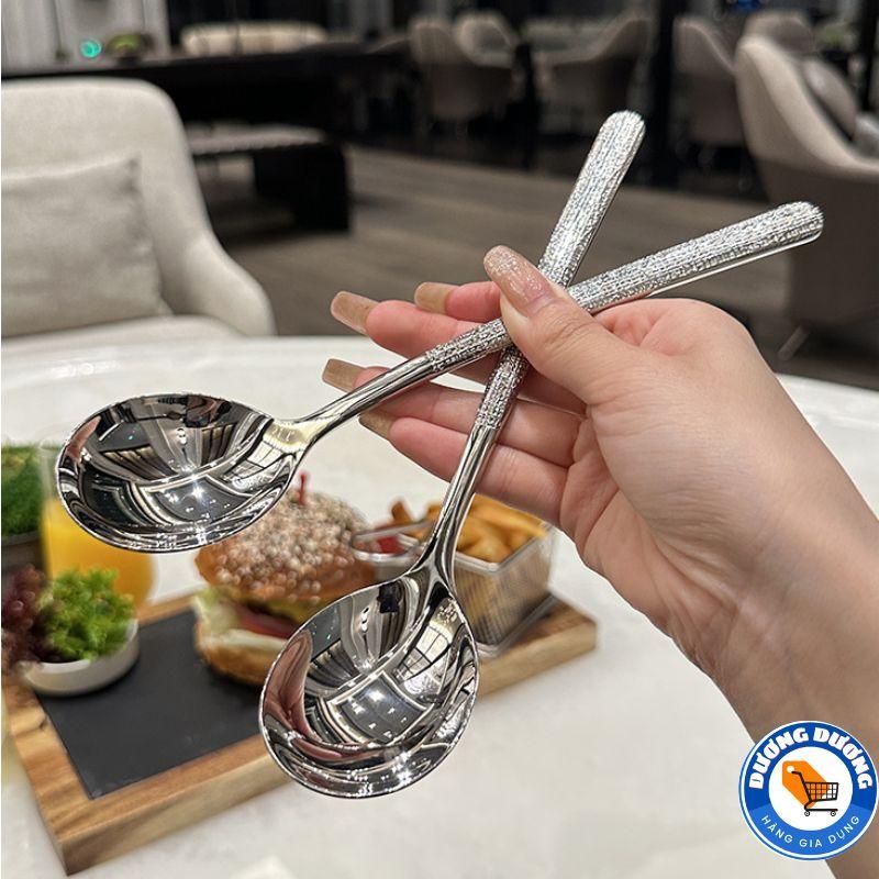 SET 2 Muỗng INOX Sáng Bóng Không Gỉ Sét Cán Dài Kiểu Hàn Quốc Sang Trọng - Thìa Inox Ăn Cơm, Cháo, Súp Đầu Tròn - Thìa Ăn Cơm , Thìa Cà Phê - Muỗng Ăn Cơm Cho Dân Văn Phòng, Sinh Viên, Đi Picnic Tiện Dụng thìa  lá