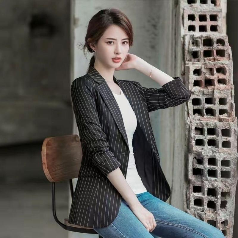 Product Introduction of Áo Khoác Blazer Sọc, Dành Cho Nữ, Phong Cách Hàn Quốc, Hàng Mới Về Mùa Xuân Và Mùa Thu 2024, Dễ Phối Đồ, Ngoại Cỡ, Bộ Đồ Hợp Xu hướng, Đánh Giá Tích Cực 703, Thích Hợp Cho Mùa Xuân Và Mùa Thu 17