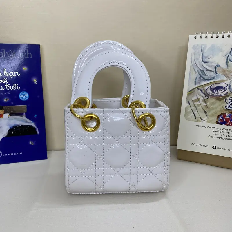 [Size 15cm]Túi Da Bóng phụ kiện vàng kèm chùm móc 4 chữ xinh xắn Bag nữ đi chơi đi tiệc sang chảng Kem Nhung 4
