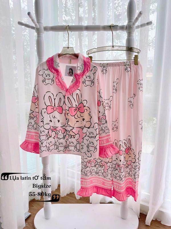 Size 60-75kg- Bigsize Bộ Lụa Latin Tơ Tằm Cao Cấp Cổ Bẻ Viền Bèo In Full Họa Tiết 5D Queen Tay Dài Quần Dài Mềm Mát Mặc Nhà Cao Cấp VIP207 Women Nữ Quần Ngủ Áo Voi Kem Voan Sen 8