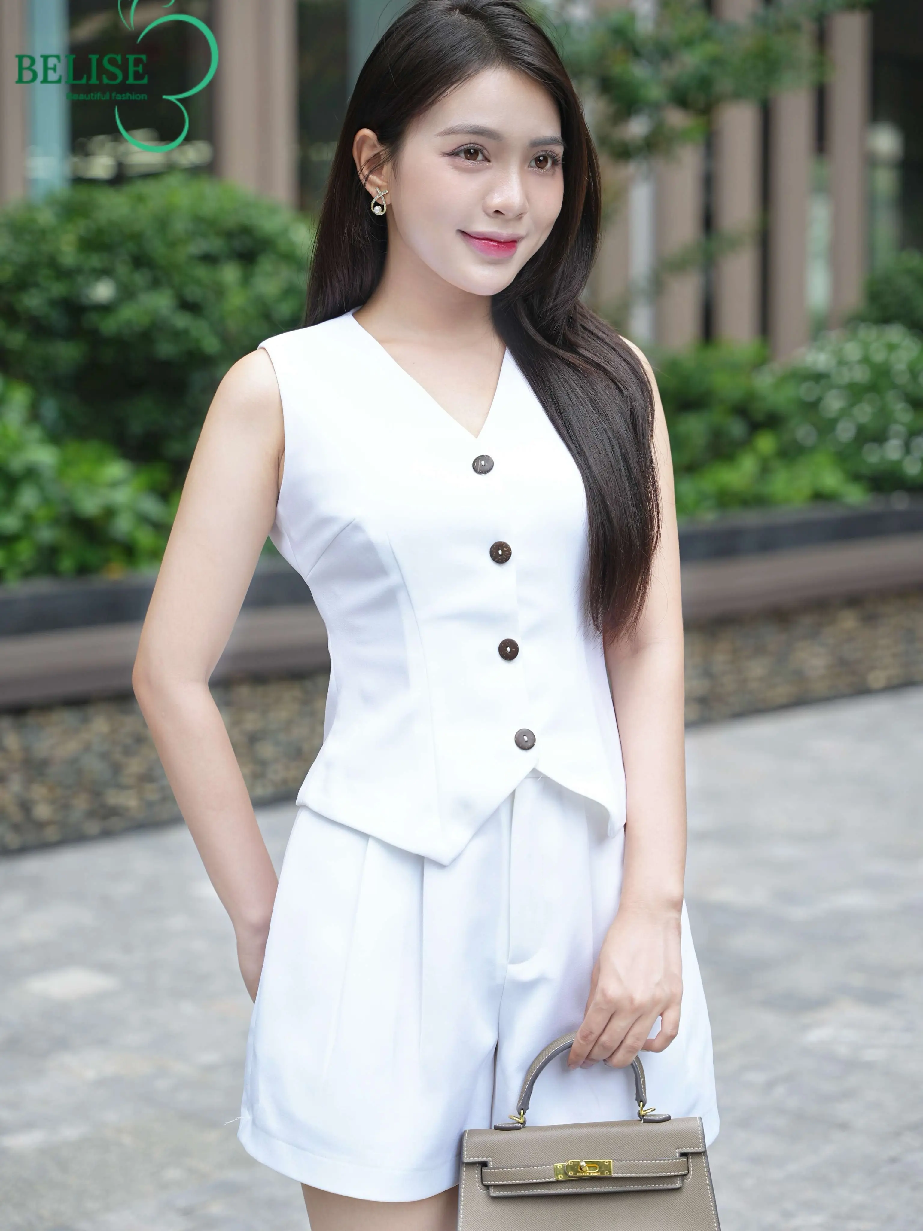 Set bộ Gile - Quần sooc có hai màu Trắng và Nâu be cho quý cô lựa chọn,  trẻ trung, năng độngcho quý cô lựa chọn Áo Nhung Nữ Women