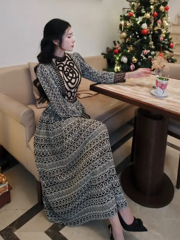 Đầm thiết kế tơ thêu hoạ tiết sang chảnh 1
