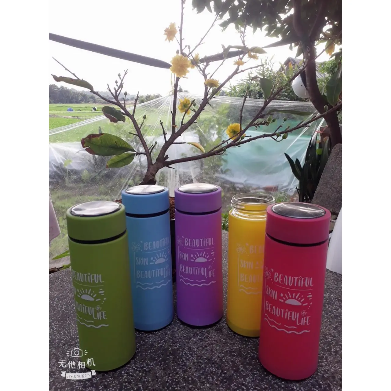 [HCM]BÌNH ĐỰNG NƯỚC LÕI THỦY TINH BỌC NHỰA  400ML AN TOÀN (giao màu ngẫu nhiên)