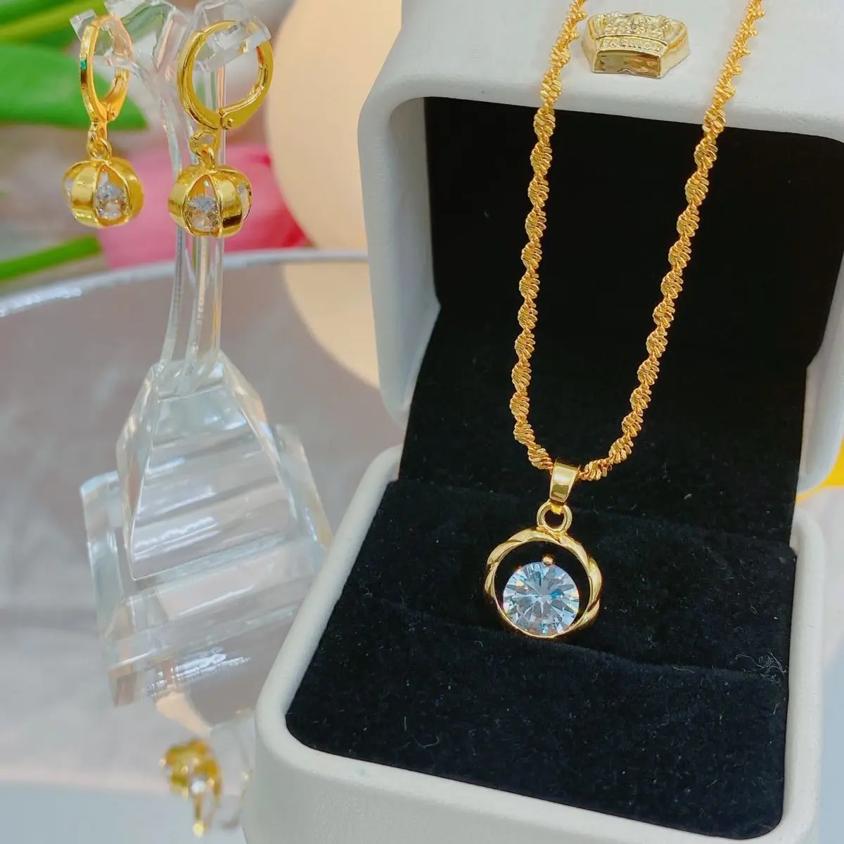 Dây chuyền đá và bông tai nụ đá