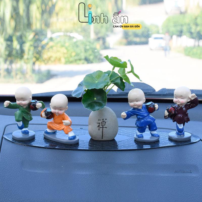 Tượng Trang Trí Ô Tô - Phụ Kiện Trang Trí Ô Tô Sang Trọng - Set Trang Trí Taplo Ô Tô Xe Hơi - Bô Chú Tiểu Mini Luyện Võ Cầm Đao Nâng Bình TẶNG ĐẾ KEO - LINH ẤN 3
