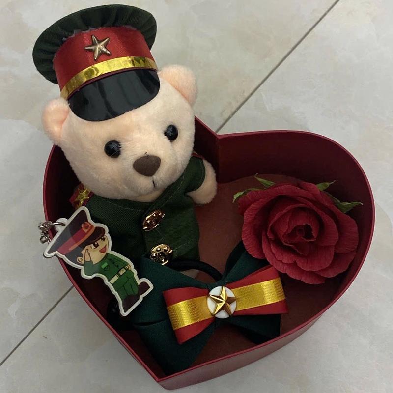 Combo hộp quà trái tim +gấu móc khoá + nơ buộc tóc + móc khoá nhựa + hoa 0