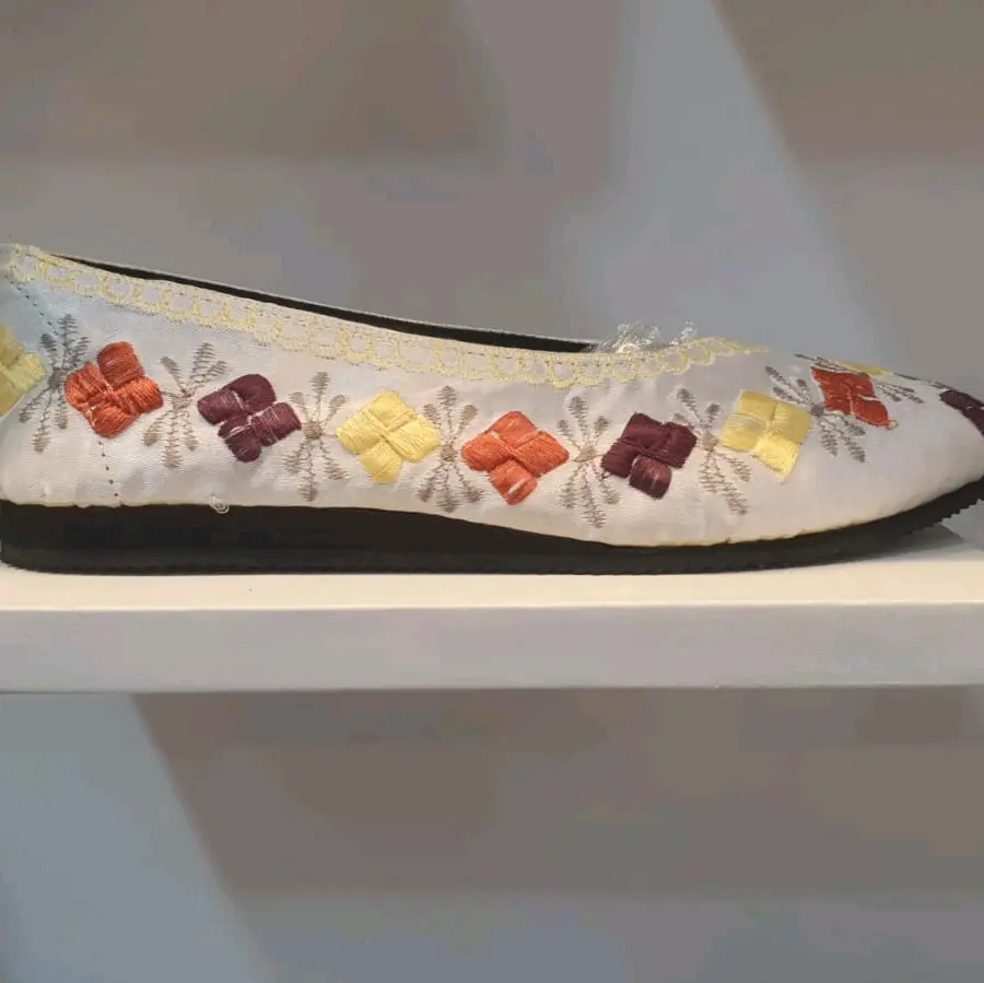 sepatu bordir ketupat putih