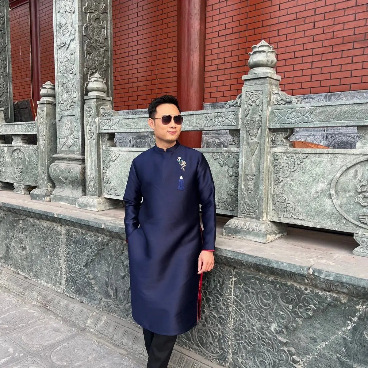 Áo dài cách tân nam màu tím than hoạ tiết đính đá kim loại sang trọng - Menswear áo dai nam