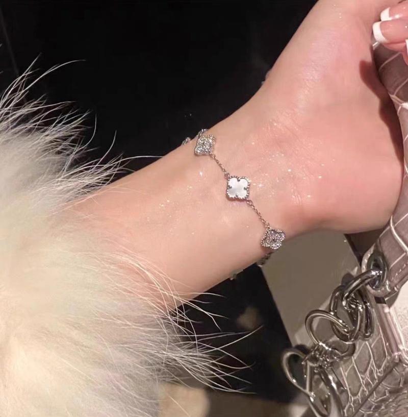 Product Introduction of Vòng Tay Zircon Dát Siêu Nhỏ Cỏ Ba Lá, Thiết Kế Sang Trọng Giá Cả Phải Chăng, Vòng Tay Năm Hoa Fritillary, Tinh Tế Và Cao Cấp, Dễ Phối Đồ, Thích Hợp Cho Nữ, Không Màu 1