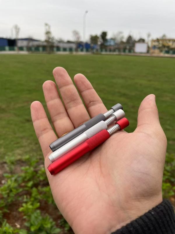 1 đồ trang trí bằng kim loại, màu sắc ngẫu nhiên. 0