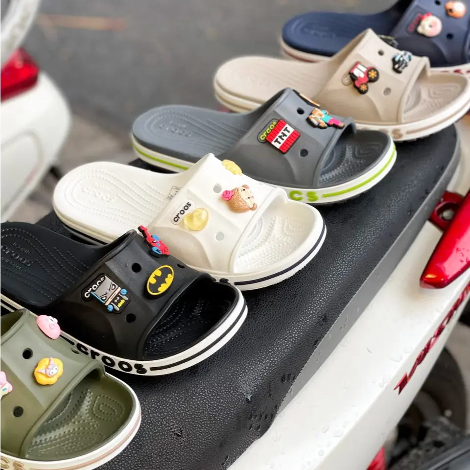 BS - Dép Cross Quai Ngang Baya Slide Unisex Có Viền Điểm Nhấn Cùng 10 Sticker Ngẫu NhiênThời trang mới năm 2025（miễn phí vận chuyển） Slipper Nam DéP Đế Bằng