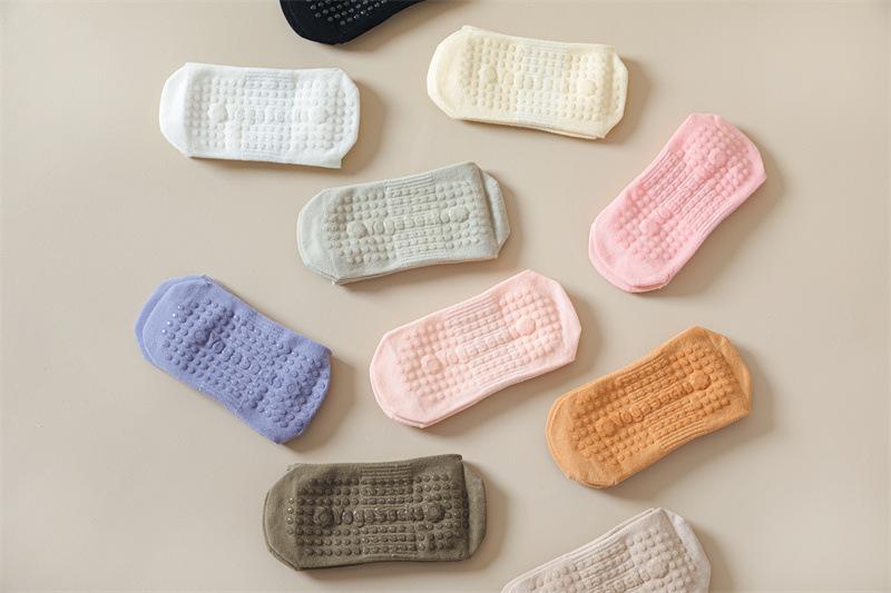 Product Introduction of Solid Color Women Yoga Socks Cotton Breathable Gym Fitness Dance Sports Socks Women Professional Silicone Non-slip Pilates Socks 19