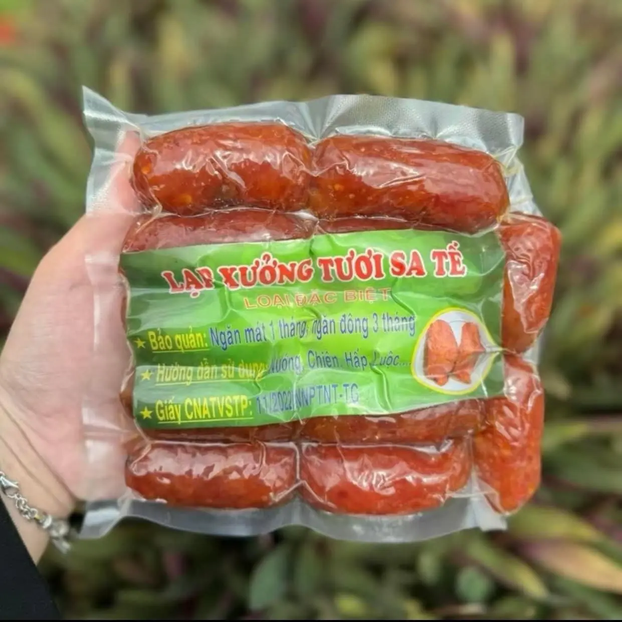 1KG Lạp Xưởng Tươi Sa Tế Sấy Khô Dẻo, Vị Mặn Ngọt-Cay The Nhẹ Thơm Xã Ớt, Đóng Gói Hút Chân Không , 1KG Bao Gồm 2 Túi