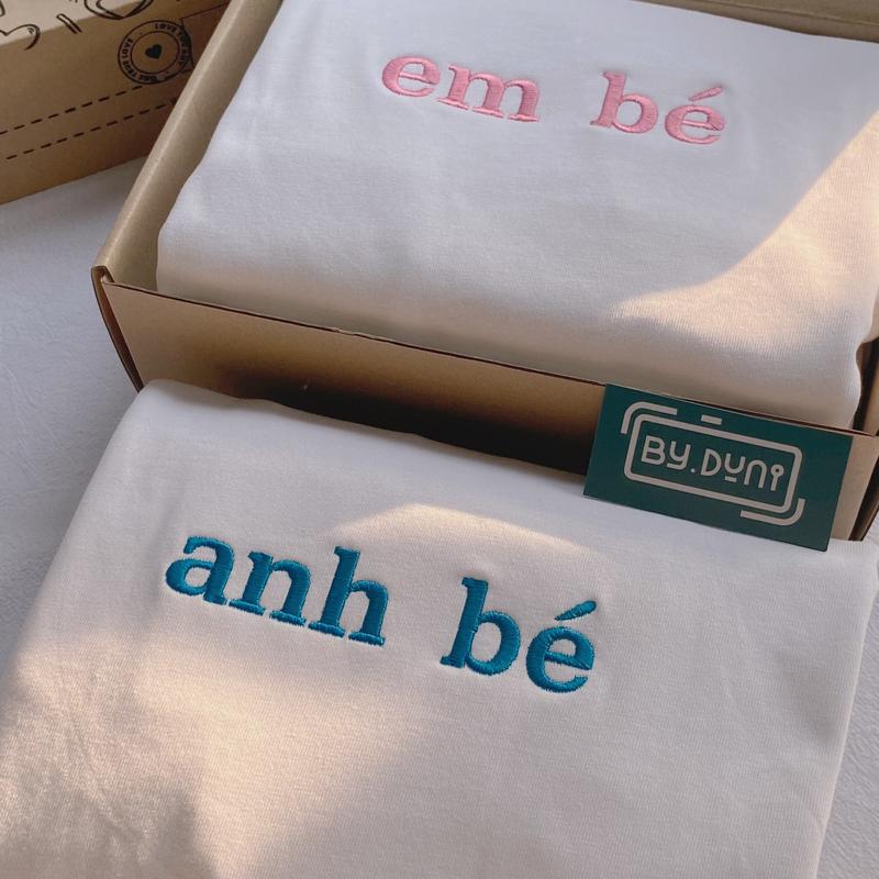 Áo thun thêu cặp đôi BY.DUNI nam nữ form rộng Local Brand unisex, áo cặp quà tặng bạn thân vải cotton mẫu  Anh bé Em bé FULL BOX
