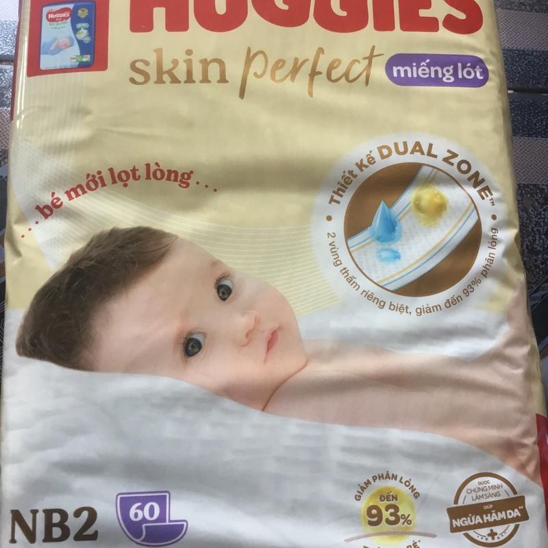 Mẫu Mới - (Dùng Kèm Tã Vải Tam Giác) - Miếng Lót Sơ Sinh Huggies Newborn 2 (NB2 60 Miếng) Skin Perfect - Cho Bé Từ 4-8 kg - HSD luôn mới