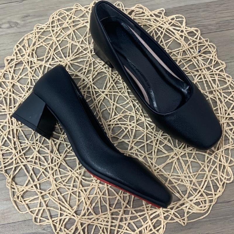 Giày cao gót to  3 phân  da lì ( da mờ ) mũi vuông có 3 màu đen, trắng và kem size từ 35 đến 42 Gót trung bình  (3-5 cm)