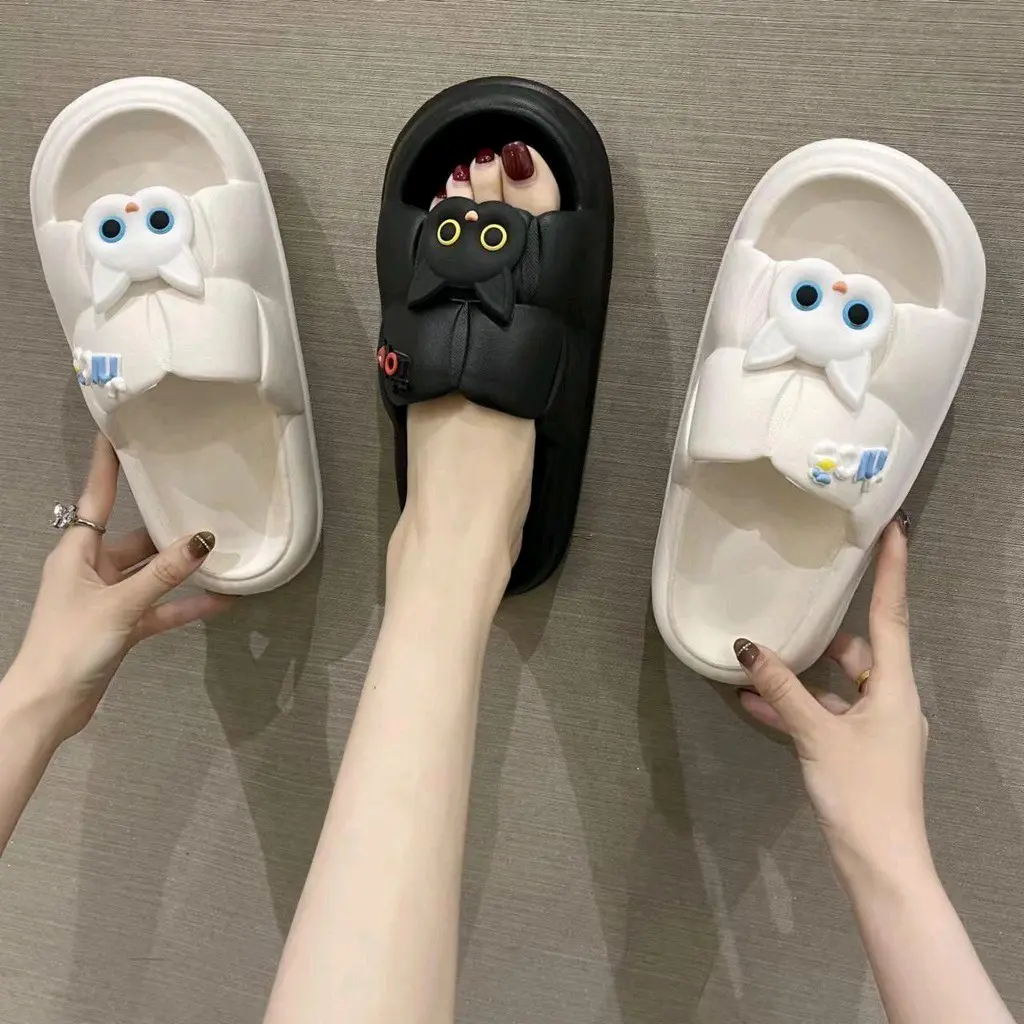 Women Cat Design Single Band Slides Kitten Cartoon Sandals, Preppy Black White EVA Slides - Sandal Wanita Terbaru Jelly Karet Slop Flat Rumahan Empuk Lembut Elastis Sendal Rumah Kamar Mandi Anti Slip Kekinian Unisex Pria Cowok Cewek Dewasa