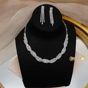 Set Perhiasan Kristal untuk Wanita Kalung Choker Pendek Anting-Anting dan Gelang Set Perhiasan Pernikahan Pengantin Desain Twisty Gemerlap dengan Desain Twisty Gemerlap