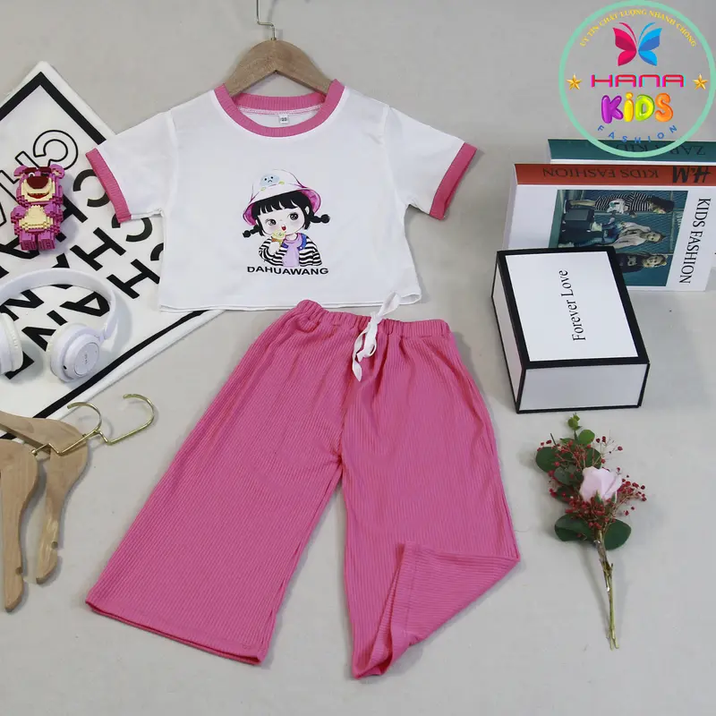 8-40kg Đồ bộ bé gái thun cotton tay ngắn quần lửng mát mẻ mùa hè có size đại,set bộ quần áo phong cách hàn quôc độ tuổi từ 3-11, thương hiệu HANA KIDS  sản phẩm có 4 màu ,hồng sen,hồng nhạt,xanh chuối,cam nhạt. 1