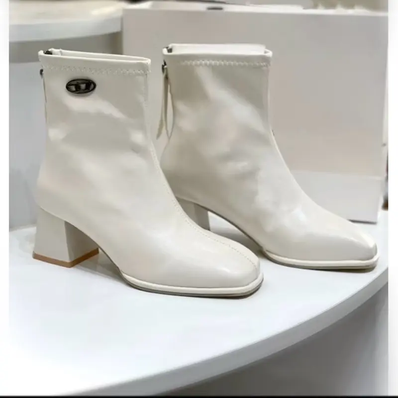 Bốt kem chuẩn size 5p đế vuông lót êm 0