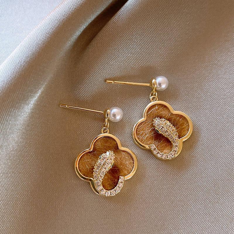 Product Introduction of Retro Maillard color earrings for women, commuter style, elegant and light luxury earrings 6