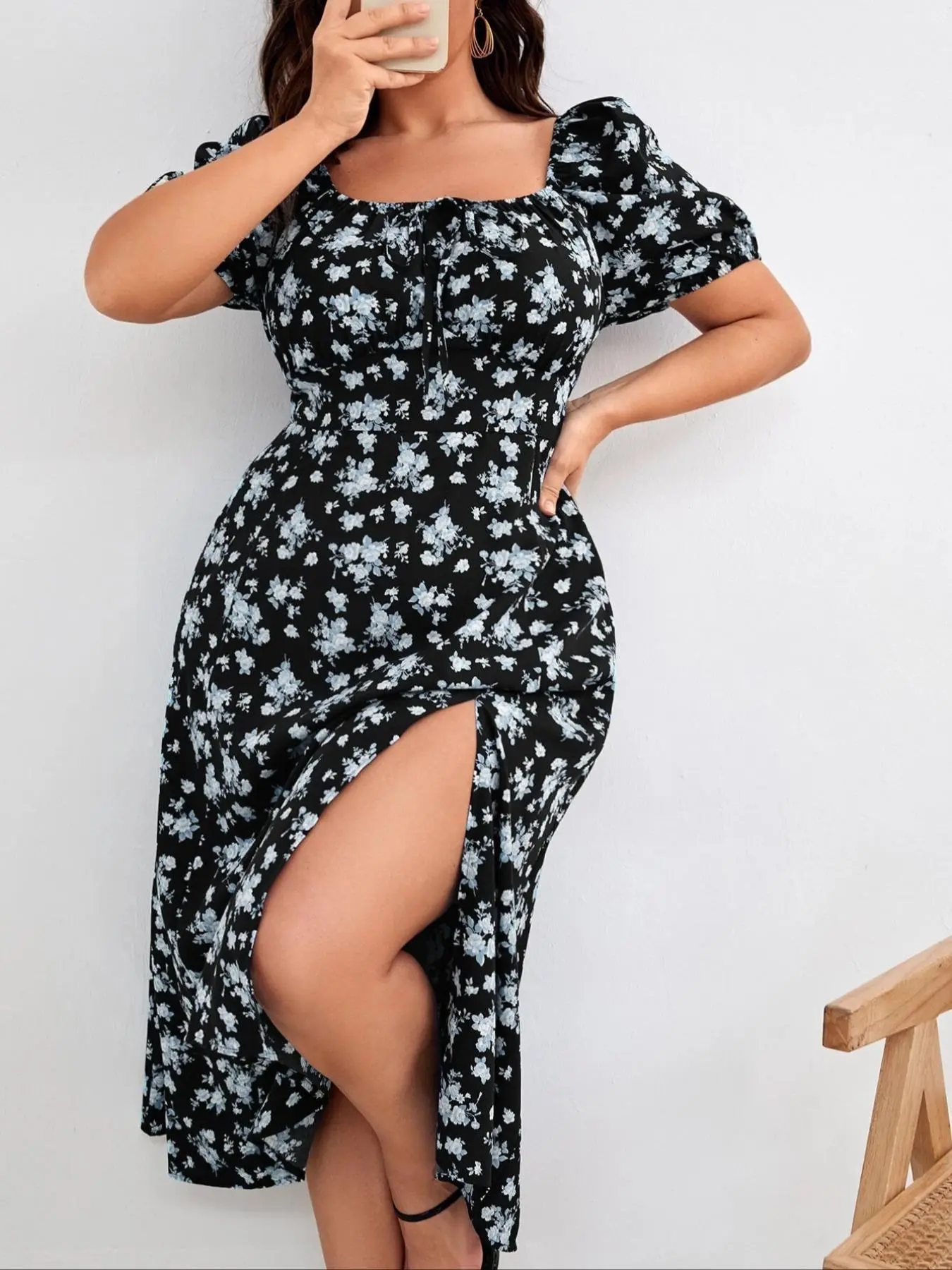【Plus Size】 Ditsy Floral Print Puff Sleeve Tie Front Split Thigh Dress, Lady Casual Style Boho Elegant Short Sleeve Square Neck A Line Black Dress for Summer Casual Wear, Holiday Sundress, Summer Dresses 2025, Bohemian Summer Outfits 2024