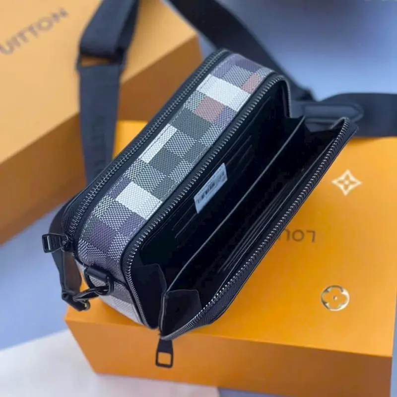 ￼Túi Đeo Chéo Nam L,V Alpha Wearable Wallet xanh caro 2