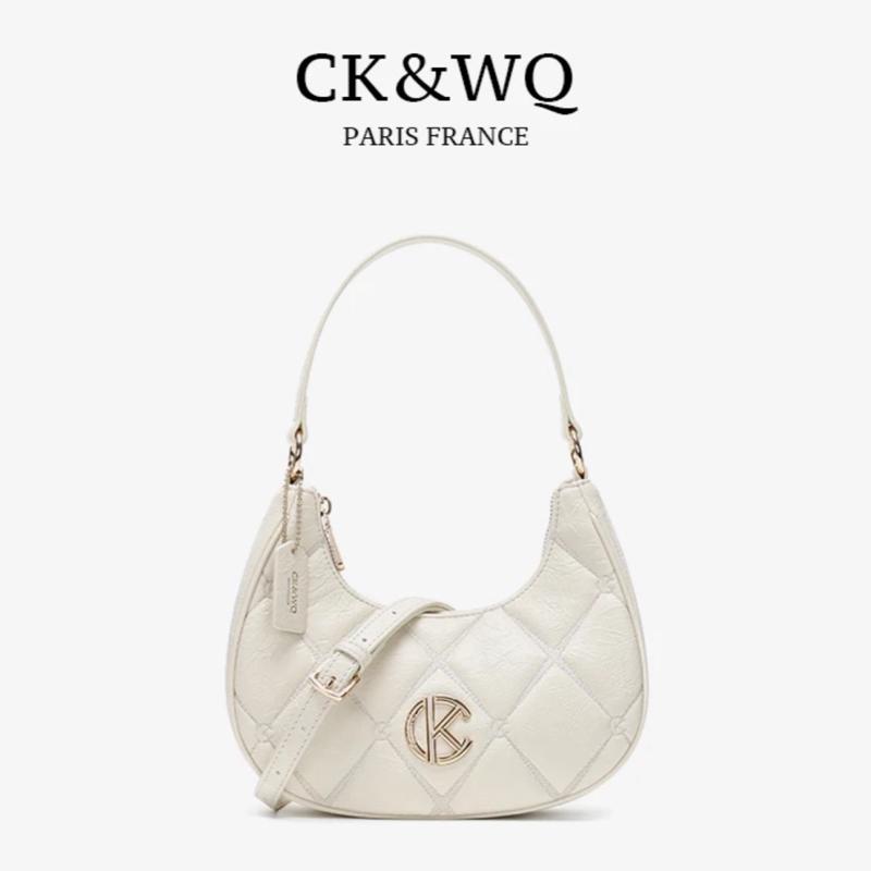 WQ2988X. Túi xách nữ thời trang thương hiệu túi Store cao cấp thiết kế túi kẹp nách thanh lịch, phù hợp mọi phong cách. Kẹp nách/ đeo chéo. Màu Trắng - Full box