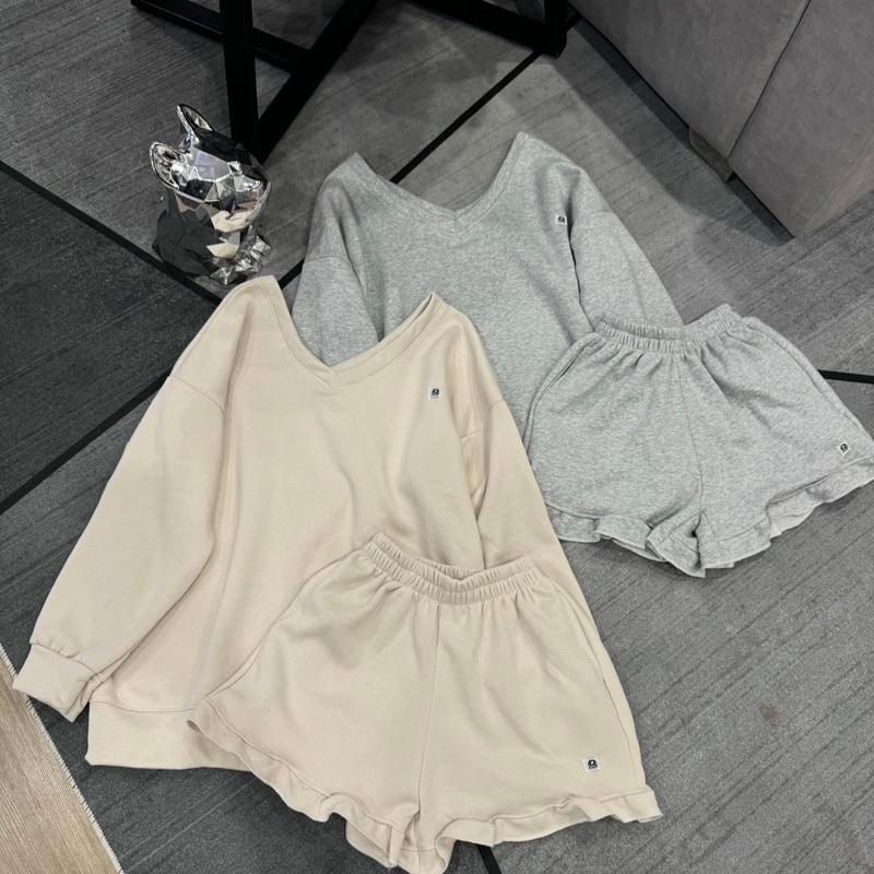 Set áo nỉ nhẹ dài tay cổ tim + quần đùi viền bèo,￼Set đồ nữ form rộng, áo Sweater cổ V kèm quần short phối viền ren năng động