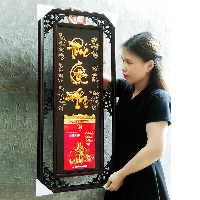 Lịch treo tường 2025 khung gỗ Phúc Lộc Thọ, tượng đúc nổi sơn nhũ vàng, kích thước 39 x 89cm gắn sẵn bloc lịch năm mới