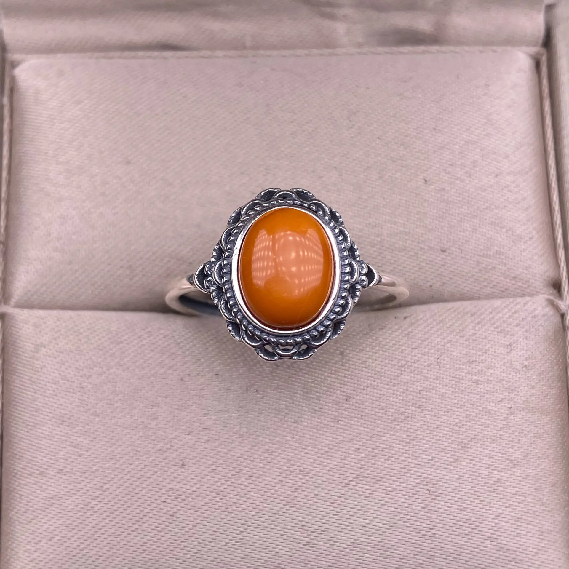 Old Wax Ring S925 Silver Inlaid Vintage Exquisite Hollow Lace Women's Amber Hand Jewelry No Impurities Fashion Accessories
