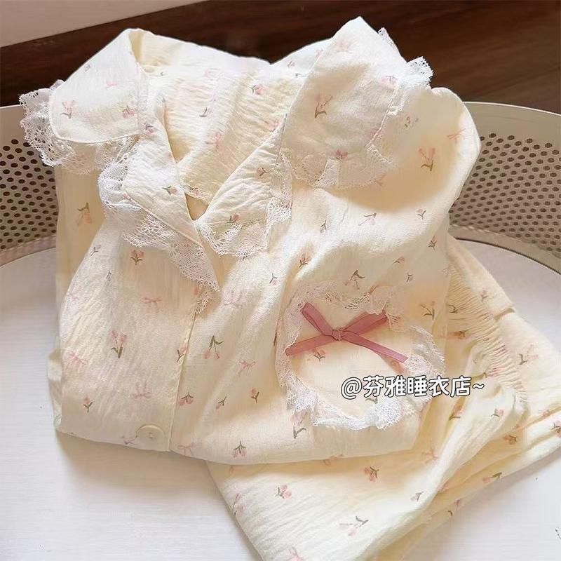 Đồ Ngủ Bé Gái Bộ Sưu Tập Mới Mùa Xuân Và Mùa Thu Phong Cách Người Nổi Tiếng Trên Internet Được Làm Bằng Bông Hoa Nhỏ Và Đám Mây Mỏng Và Dễ Thương Với Ren Áo Dài Tay Và Quần Dài Thích Hợp Mặc Nhà