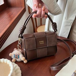 กระเป๋าสะพายข้าง ทรงสี่เหลี่ยมเล็ก ดีไซน์เก๋ไก๋ อเนกประสงค์ เหมาะสำหรับฤดูใบไม้ร่วงและฤดูหนาว มาพร้อมตุ๊กตา