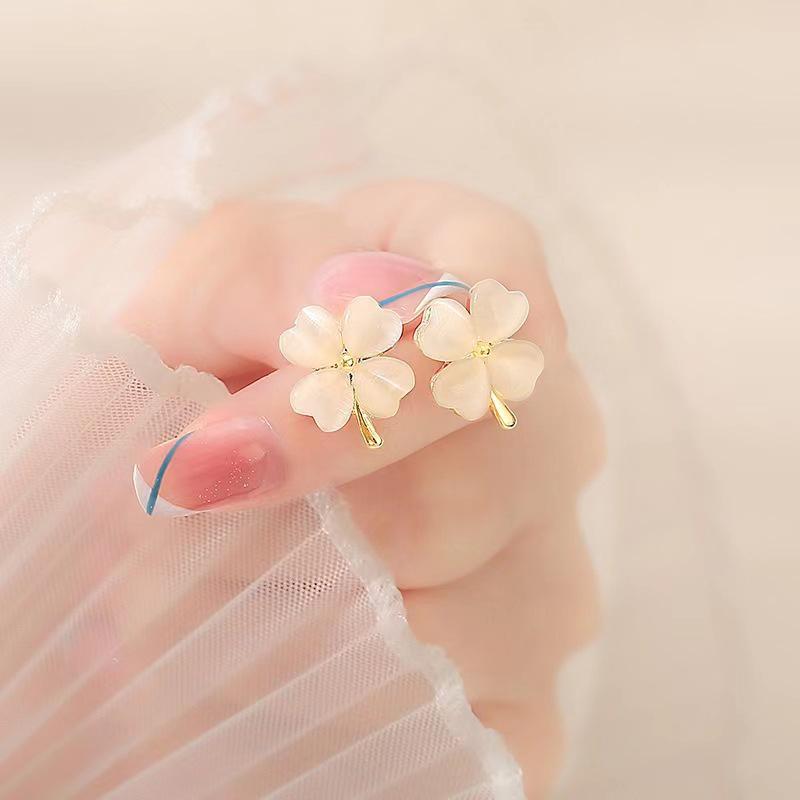 Product Introduction of Fashion Elegant Luxurious Four Leaf Clover  Stud Earrings For Women  Party Accessries Gifts 13