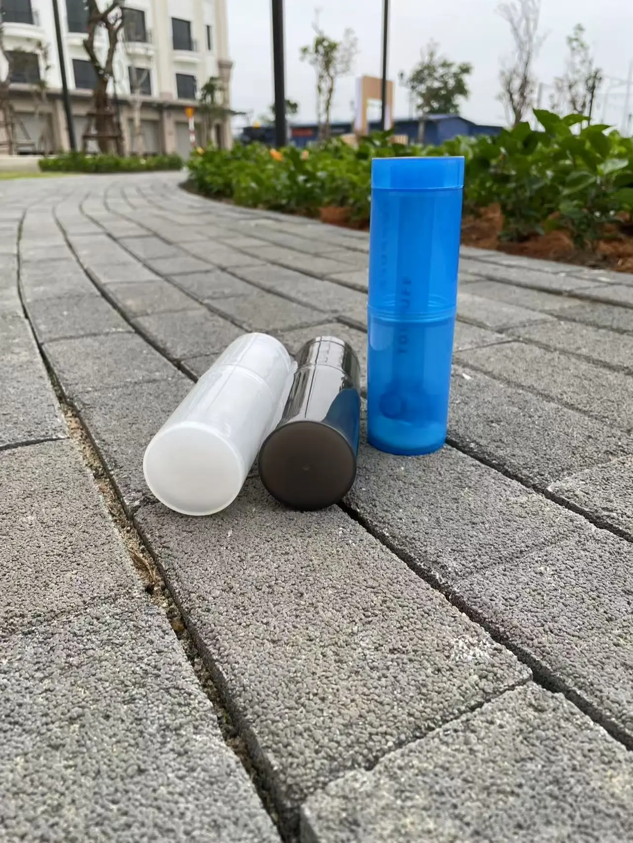 1 chai nước bằng nhựa, màu sắc ngẫu nhiên.