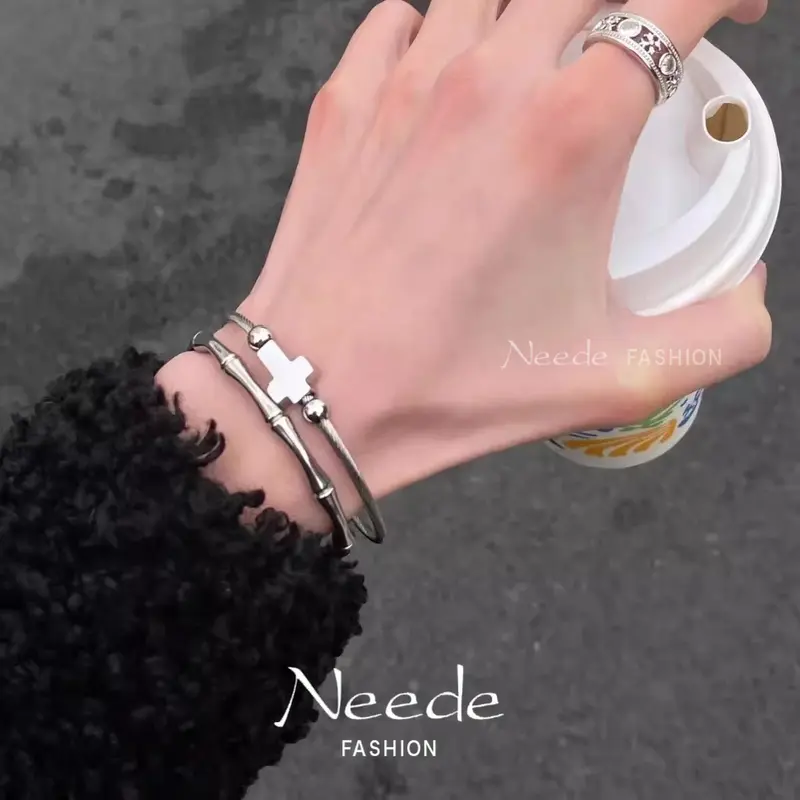 Vòng Tay Đôi, Thiết Kế Chữ Thập Unisex, Chất Liệu Thép Titan Thích Hợp Cho Tình Nhân, Có Thể Điều Chỉnh Độ Mở, Thiết Kế Độc Đáo Bao Gồm Nút Gỗ Tre 0
