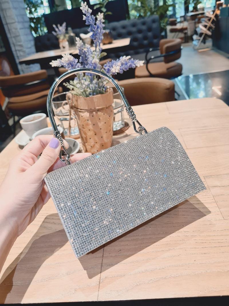 Product Introduction of Túi Xách Nữ Đeo Chéo Bag Clutch Đi Tiệc Cầm Tay Quai Kiềng Đính Đá BlingBling Màu Đen Màu Bạc Sang Chảnh Kèm Dây Xích Size 18 HÀNG CHUẨN QC Nhung Kem tuixach  thoitrang Khô sạch Nhẫn Đinh 1