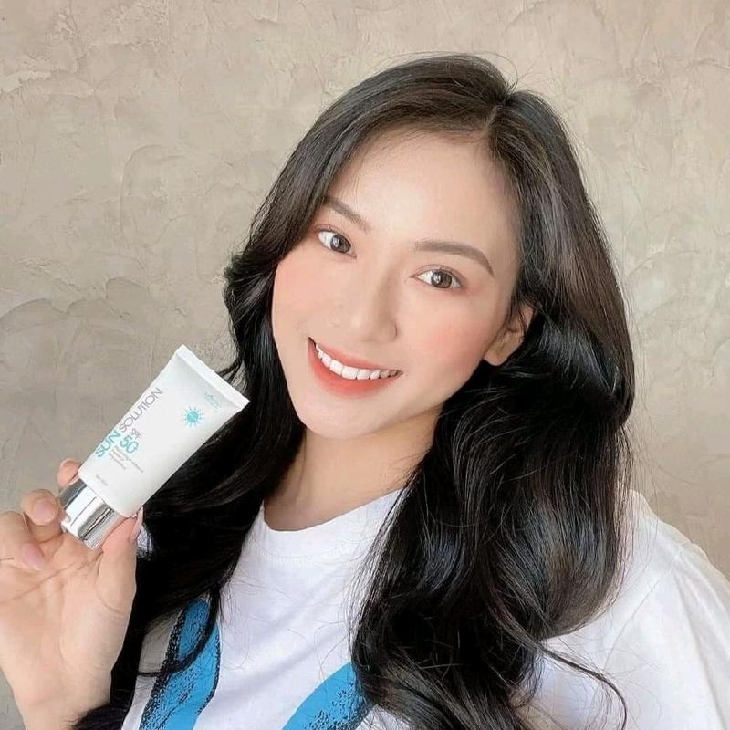Ố Ã Ó - Ả Ệ À  Đ Ạ Ì Ắ Ó CHỐNG_NẮNG Huyền Phi với công dụng: Chỉ số chống nắng cao SPF50+ PA+++: – Bảo vệ da khỏi các tác hại nghiêm trọng từ các tia nắng mặt trời, tránh các vết sạm, nám, tàn nhang, đốm n 0
