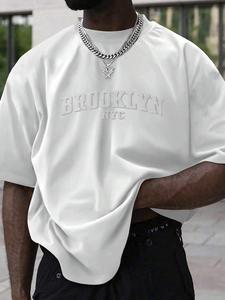 Camiseta de Hombre Liso con Letras en Relevo y Hombro Caído, Corte Regular, Manga Corta y Cuello Redondo para Verano, Top de Moda para Uso Diario