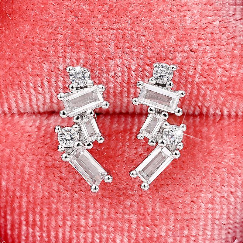 Product Introduction of Light Luxury Fashion Classic Models Four Claw Earrings Senior Sense Of Exquisite Personality Trend Quadrilateral Geometric Earrings 3