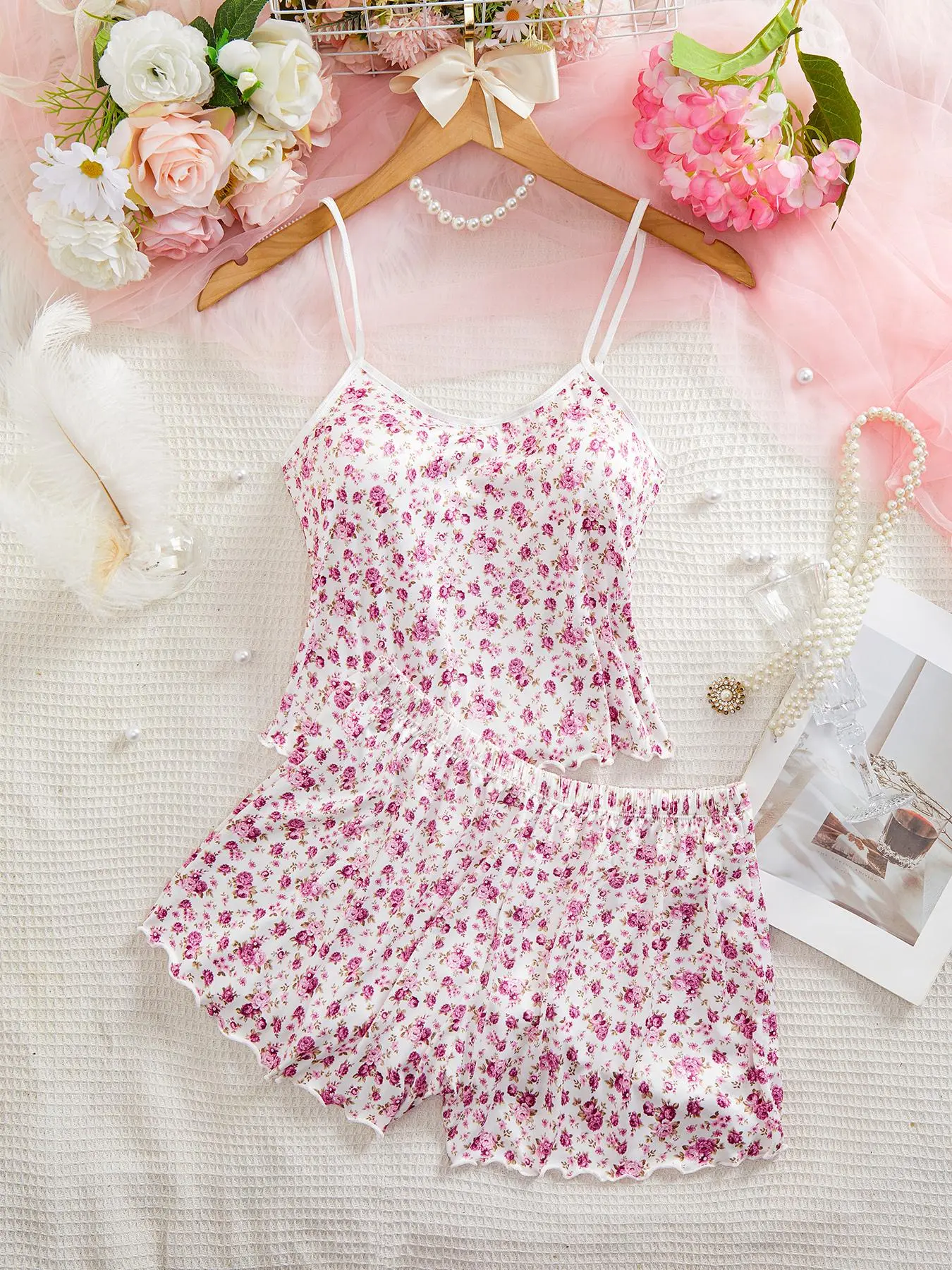 Women's Ditsy Floral Print Lettuce Trim Cami Top & Shorts Pyjama Two-piece Set, Casual Comfy Spaghetti Strap Camisole & Shorts PJ Set, Ladies Sleepwear Loungewear for Summer